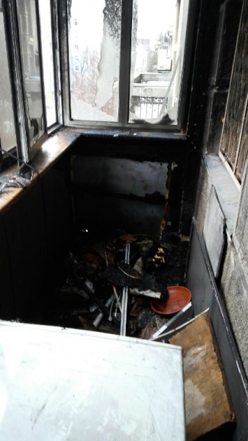 В Киеве спасли двух пенсионеров на выгоревшем балконе