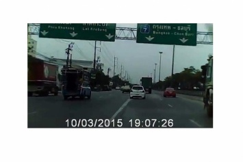 Мотоциклист погиб в Таиланде, сорвавшись с 15-метрового моста (видео)
