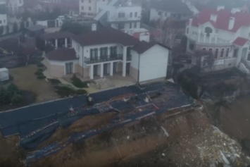 Под Одессой оползни: Фешенебельные дома рушатся, а дорога уже сползла в море (ВИДЕО)