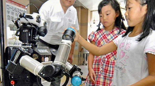 Японского робота научили убегать от агрессивных детей