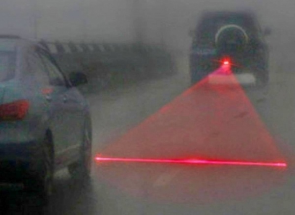 Крутой авто-девайс: лазерный ограничитель дистанции для едущих сзади