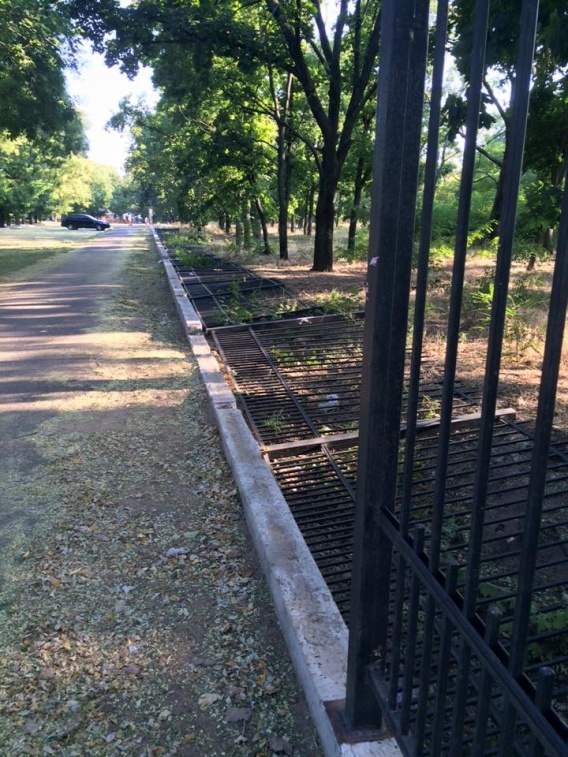 В парке Победы вандалы раскурочили забор