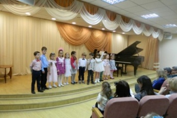Воспитанники Детской школы искусств Черноморска встречали весну (фото)