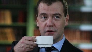 Навальный показал "родовое гнездо" и миллиардную недвижимость Медведева