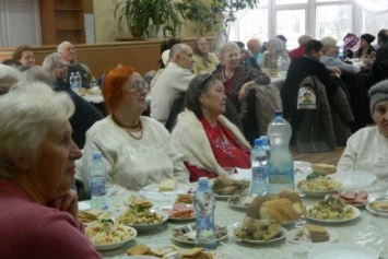 Несколько сотен жителей Черноморска приняли участие в благотворительных обедах (фото)