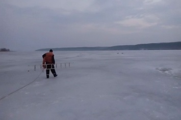 Спасатели дважды проваливались под лед, вытаскивая тонущих рыбаков