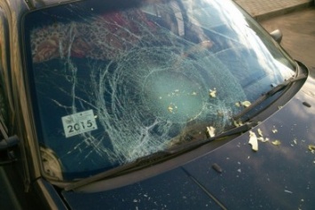 Семейная пара в Мариуполе разбила авто и побила водителя