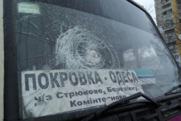 В Одессе на Котовского неизвестные бутылкой пива разбили стекло в рейсовом автобусе (ФОТО)