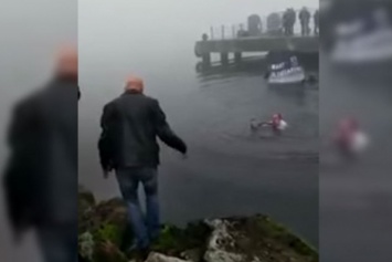 Мэр спас дайвера, прыгнув в воду во время официальной церемонии (видео)