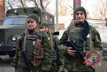 Переселенки из Донецка лучше всех стреляют, спасают и делают марш-бросок: смотрите фото и видео