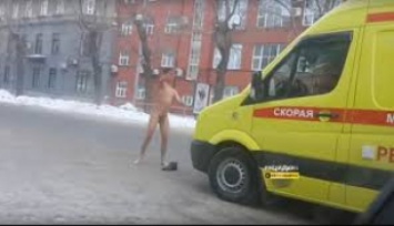 Голый мужчина напал на автомобиль «скорой помощи» в Новосибирске