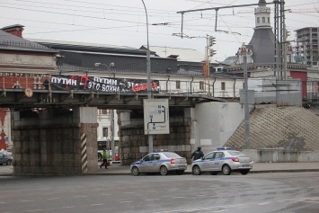 В Москве задержали активистов за баннер «Путин это война. Путин это смерть»
