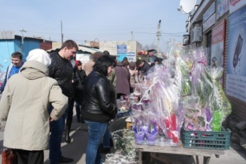 Розы, тюльпаны, орхидеи и мимоза: во сколько мужчинам Покровска обойдется букет на 8 марта?