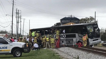 В США поезд протаранил автобус, есть погибшие