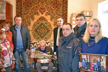 В Алупке ветерану ВОВ Александру Крижевскому в его 95-летний юбилей подарили праздник теплоты и внимания