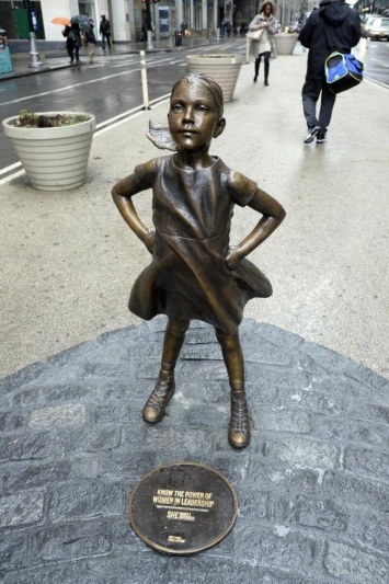 В честь 8 марта феминистки на Уолл-стрит установили памятник сильной девочке