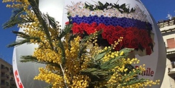 "Из России с любовью": волонтеры поздравили европейских женщин с восьмым марта