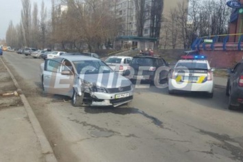 ДТП в Киеве: женщина потеряла сознание за рулем и врезалась в дерево