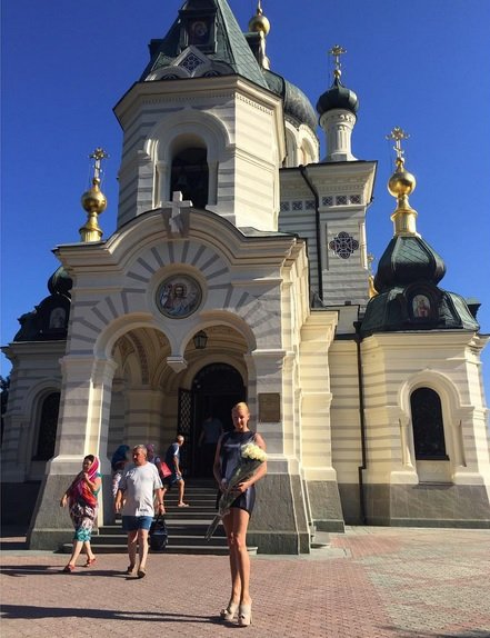 Анастасия Волочкова удивила фанатов голыми ногами на фоне храма