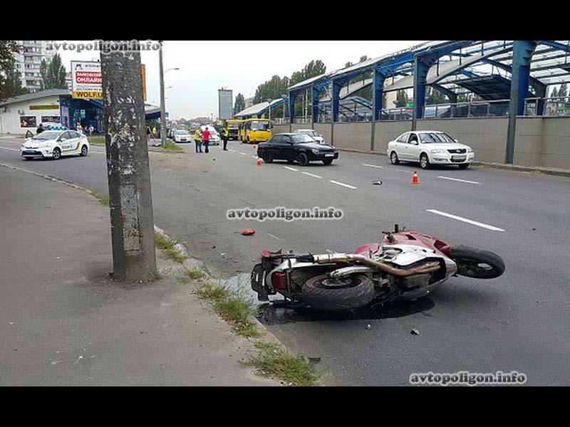 ДТП в Киеве: на Борщаговке разбился насмерть мотоциклист. ФОТО