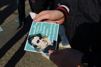 В центре города раздавали листовки с Кобзарем (Фото)