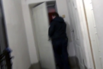 В Одессе полицейский-нарушитель пытался спрятаться от общественников в туалете