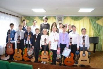 Пластуны из Германии передали подарки для учеников авдеевской музыкальной школы (ФОТОФАКТ)