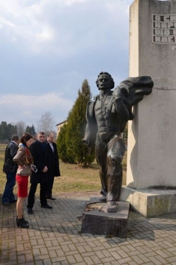 На Львовщине вандалы повредили памятник Франко