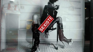 В Париже компанию «Ив-Сен-Лоран» заставили снять уличную рекламу худых женщин в колготках