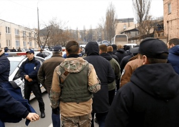 70 вооруженных человек, совершили нападение на жилые дома в Киеве (фото)