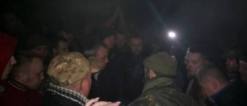 Пригрозив убить Порошенко и захватив несколько администарций, блокираторы добились освобождения задержанных боевиков