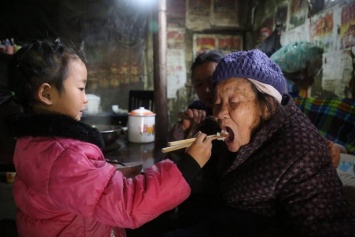 Девочка без детства: 5-летняя китаянка стала единственной сиделкой для бабушки и прабабушки