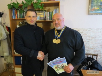 Священник из Одесской области завоевал три медали пауэрлифтингу
