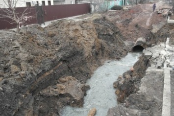 Земля уходит из под ног: в Мирнограде продолжаются работы по замене канализационного коллектора
