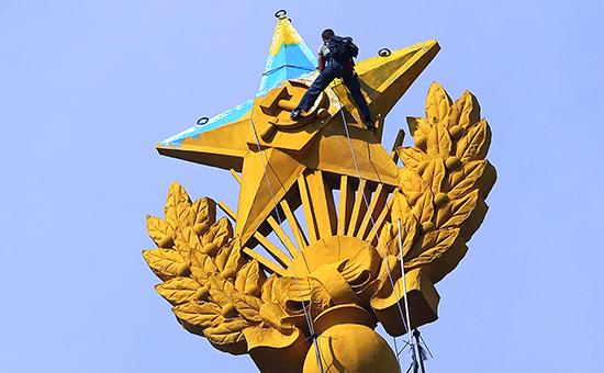 Руфер Мустанг показал видео покраски звезды в Москве в цвета флага Украины