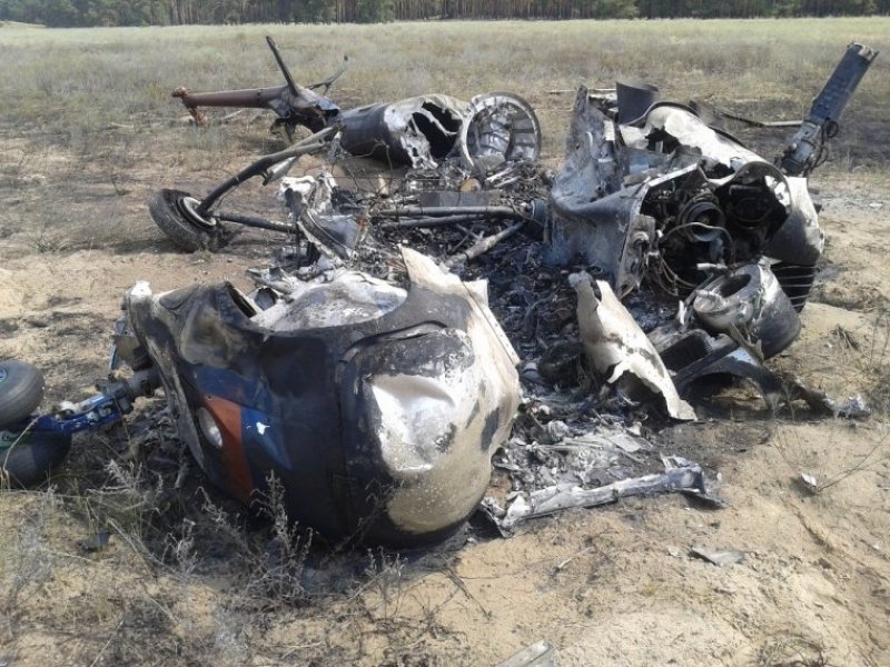 В Якутии на взлетной площадке сгорел частный вертолет Robinson, пострадал пилот