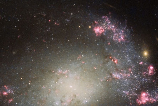 Hubble сделал снимок хаотичной галактики с перемычкой NGC 428