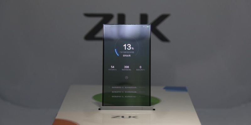 Смартфон с прозрачным экраном придумали в Китае