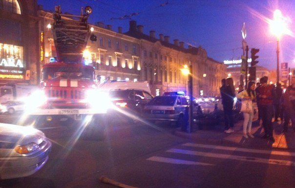 Более 100 спасателей тушили сложный пожар в Петербурге