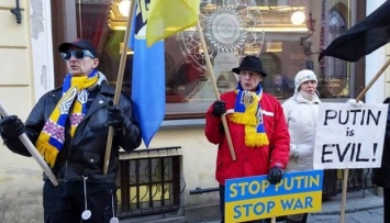 В Таллинне эстонские и украинские активисты пикетировали Посольство РФ