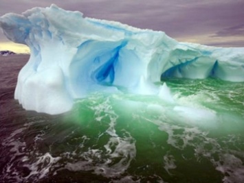 Антарктида "сияет": на побережье появился лед зеленого цвета