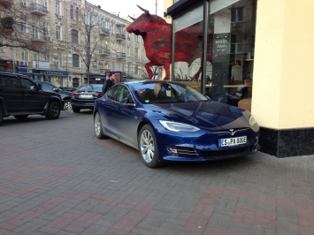 Первый пошел: в Украине засняли новейшую Tesla Model S 2017