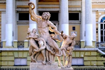Вандалы вернули знаменитой одесской статуе аутентичное состояние (ФОТО)