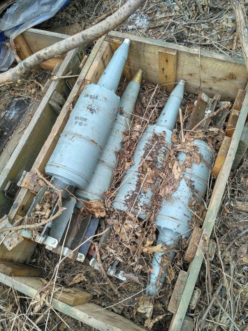 Танковые снаряды и боеприпасы. В зоне АТО силовики наткнулись на два тайника