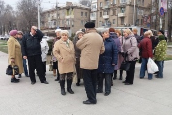Запорожские пенсионеры-запорожсталевцы пришли защитить памятник учительницы от противогаза, - ФОТО