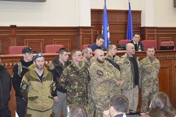 Беспорядки в горсовете Киева: Боевики АТО ворвались в сессионный зал