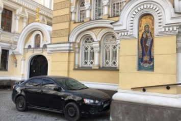 Донецкие попы устроили себе козырную парковку на одесском тротуаре (ФОТО)
