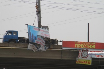 В Керчи демонтировали разбитые рекламные щиты