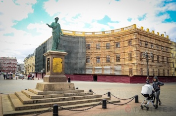 Самый известный дом Одессы показал стриптиз