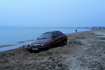 В Одессе автомобилист припарковался в море (ФОТО)